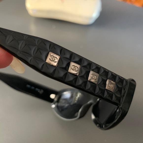 Vintage Chanel quilted sunglasses. - Picture 2 of 10